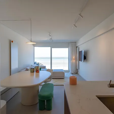 Apartment Volledig Gerenoveerd 2 Slaapkamer Met Zeezicht! *