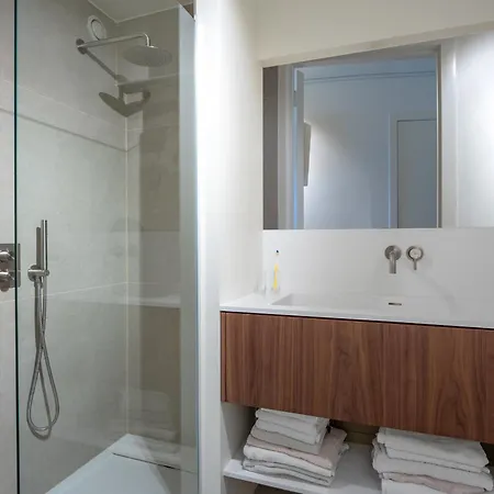 Volledig Gerenoveerd 2 Slaapkamer Met Zeezicht! *