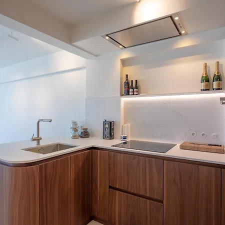Volledig Gerenoveerd 2 Slaapkamer Met Zeezicht! דירה