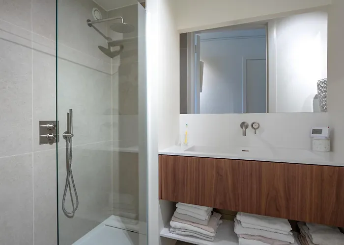 Volledig Gerenoveerd 2 Slaapkamer Met Zeezicht! *